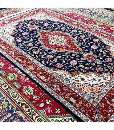 Tapete persa Isfahan com design floral – artesanato excepcional do Oriente Médio
